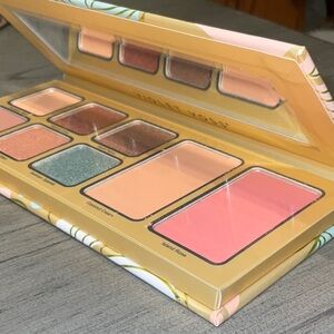 Violet Voss #pretty in paradise All in one face & eye shadow palette